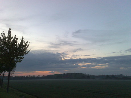 Blauer Himmel, Wolken, Mond und Bodennebel am 02.05.2008