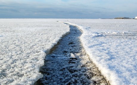 Isen er sprækket og frosset til igen. Isen er sprækket og frosset til igen.