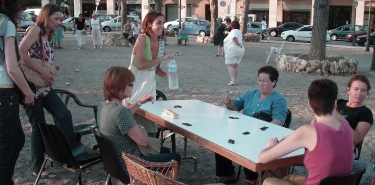 veïnes i vistants a la plaça dels pins