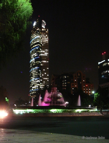 Diana la Cazadora vor dem Torre Mayor bei Nacht