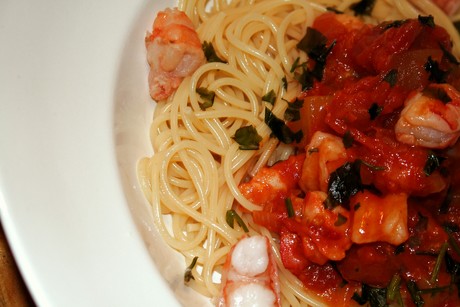 Spaghetti mit Mango, Garnelen und Tomaten
