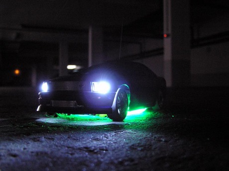 XMODS Mustang GT in voller Beleuchtung in der Tiefgarage