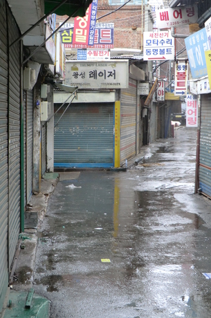 Some market area, maybe part of Dongdaemun, while it's closed
