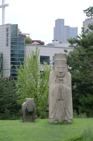 Statues at Samneung