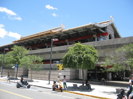 The raised MRT station at Shilin