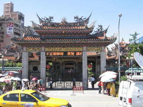 The entrance to Longshan Temple
