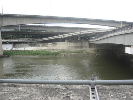 Bridges and raised roads by the Keelung river