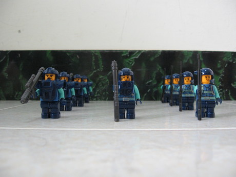 Minifigures from the above pack, which seems to match the Sluban Special Force line