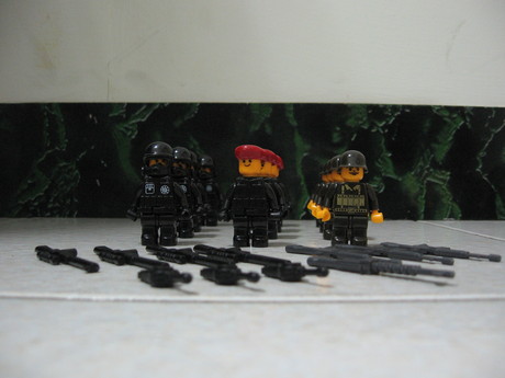 Minifigures from a pack with three kinds of modern soldiers, at least some of which match Sluban military and police lines