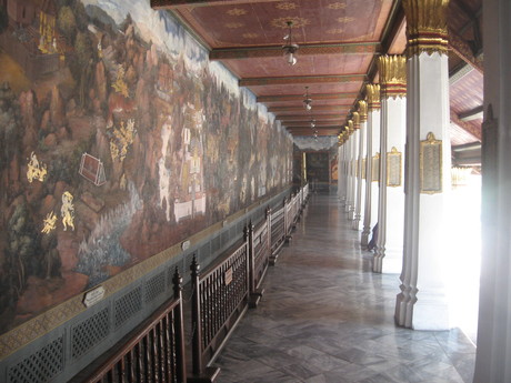 This is a huge Ramayana mural that goes around the wall in Wat Phra Kaeo