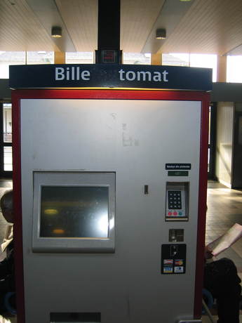DSB Billetautomat, hvor der er tegnet med tusch, så der står: Bille tomat