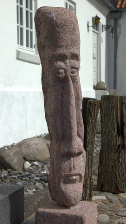 Bent Jessens stenskulpturer smiler os i møde ved herregårdens hoveddør. Bent Jessens stenskulpturer smiler os i møde ved herregårdens hoveddør.