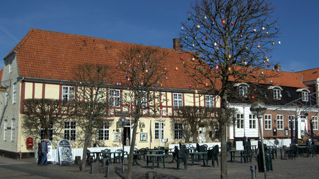 Påskeæg i træerne på Ringkøbing Torv.