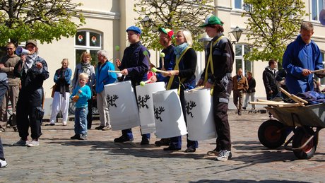 Skraldhede Stomp spiller på torvet i Ringkøbing.