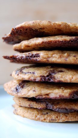 En hel stabel dejlige chokoladecookies